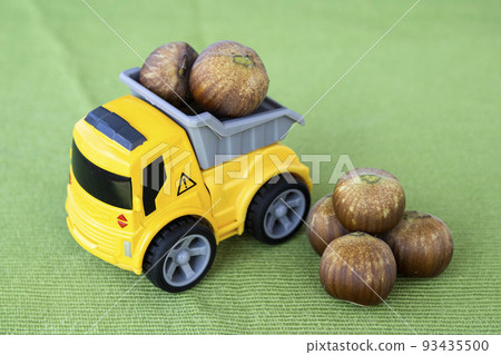 Hazelnut kernel. Hazelnut harvest. Shelled hazelnuts and close-up 93435500