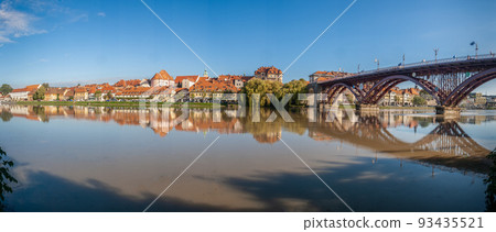 Lent district in Maribor, Slovenia. Popular waterfront promenade with historical buildings and the oldest grape vine in Europe. 93435521