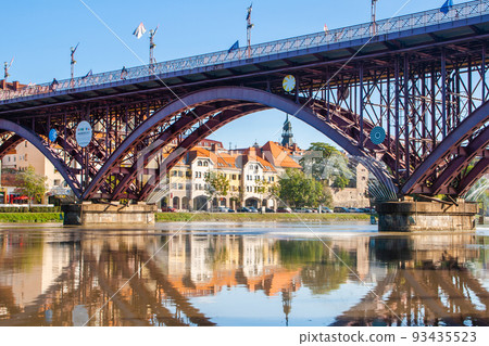 Old Bridge and Lent district in Maribor, Slovenia. Popular waterfront promenade with historical buildings and the oldest grape vine in Europe. 93435523