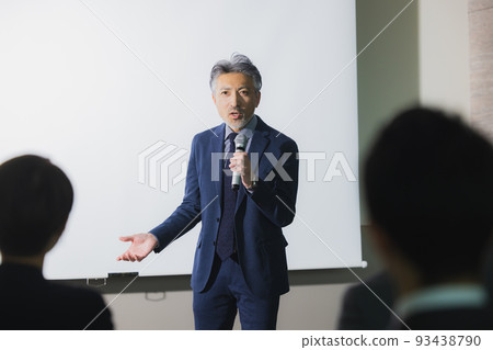 一個頭髮花白的男人在演講 93438790