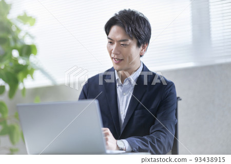 正在開會的男人 93438915