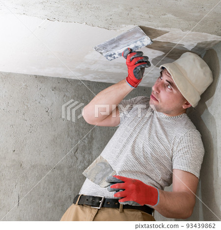 Application of lime plaster on the ceiling, repair work with environmentally friendly lime. 93439862