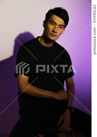 一個有著酷炫氣氛的男人，有彩色燈光 93440282