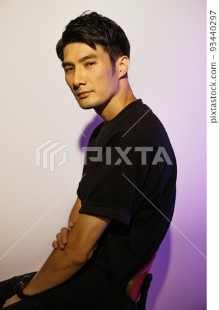 一個有著酷炫氣氛的男人,有彩色燈光 一個有著酷炫氣氛的男人,有彩色燈光 93440297