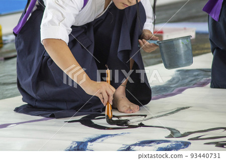 A high school girl who is eagerly facing a piece of paper 93440731