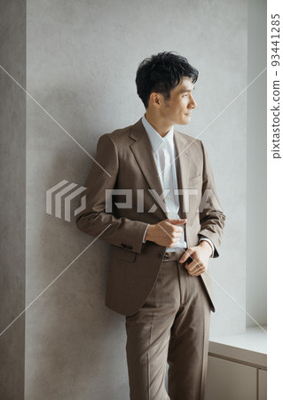 摩天大樓窗邊的商人 93441285