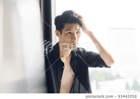 一個準備他頭髮的男人 一個準備他頭髮的男人 93442058