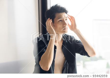 一個準備他頭髮的男人 一個準備他頭髮的男人 93442059