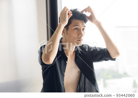 一個準備他頭髮的男人 一個準備他頭髮的男人 93442060
