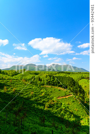 Exquisite harmony with the beautiful grassland scenery of nature ``Scenery around Ogi Tanada'' Ubuyama Village, Aso County (Ogi Tanada) 93442481