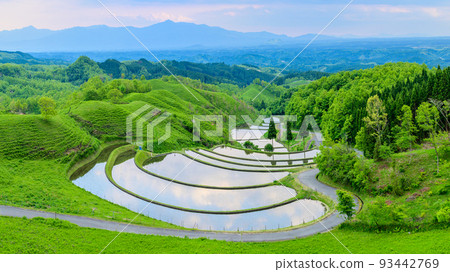 與大自然美麗的草原風光完美融合“小木梯田”的背景是富士山。 與大自然美麗的草原風光完美融合“小木梯田”的背景是富士山。 93442769