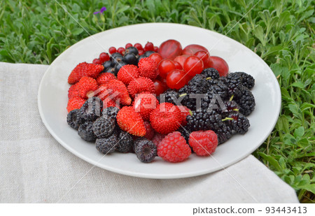 Plate of assortment berries 93443413