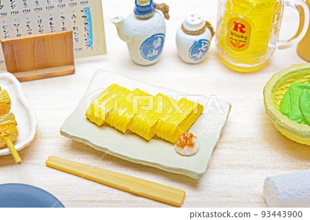 A miniature reproduction of the inside of an izakaya and various food miniatures, mainly served with dashimaki tamago. 93443900