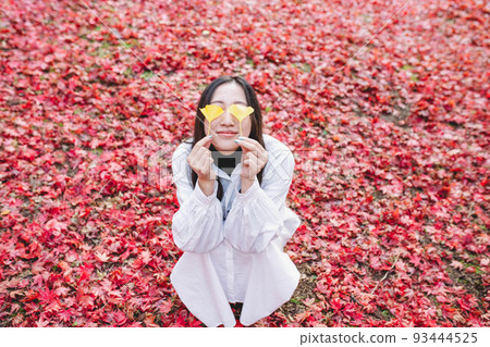 一個在秋葉中緊張起來的女人 一個在秋葉中緊張起來的女人 93444525