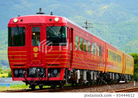 Limited Express Iyonada Monogatari (Ozu edition) passing through the Iyo Wakamiya signal station Limited Express Iyonada Monogatari (Ozu edition) passing through the Iyo Wakamiya signal station 93444612