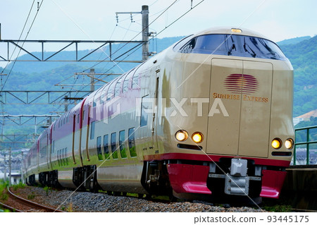 在高松貨運總站附近運行的“日出瀨戶” 93445175