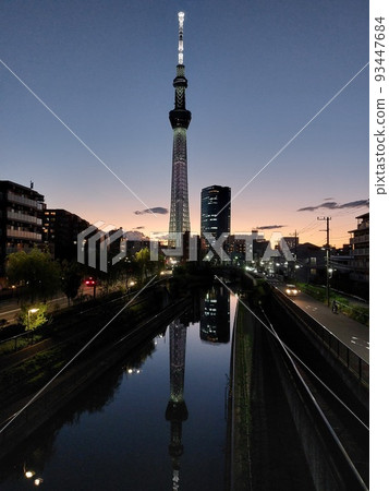 黃昏時分，天空樹倒映在北重墾河上 93447684