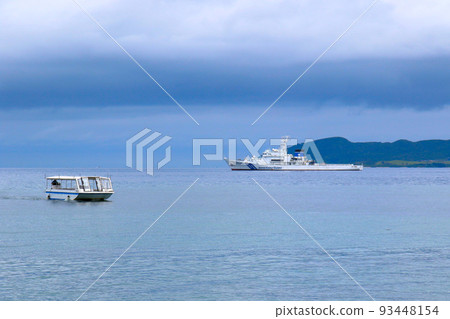從石垣島富崎海灘看日本海岸警衛隊巡邏艇 從石垣島富崎海灘看日本海岸警衛隊巡邏艇 93448154