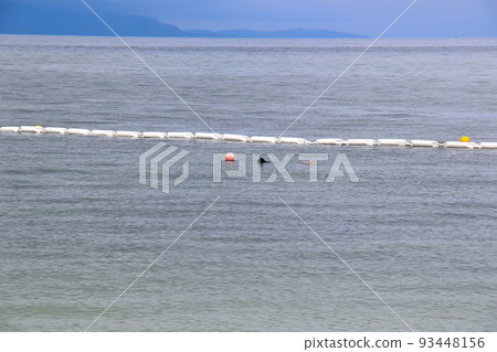 石垣島 從富崎海灘看私人區域 可以看到標明小丑魚位置的浮標。 石垣島 從富崎海灘看私人區域 可以看到標明小丑魚位置的浮標。 93448156
