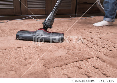 [Middle housewife cleaning carpet with cyclone cleaner] 93449449