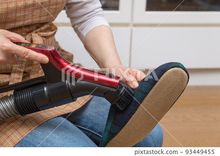 [Middle housewife who sucks slipper dust with a cyclone cleaner] 93449455