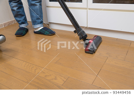 [Middle housewife cleaning flooring with a cyclone cleaner] 93449456
