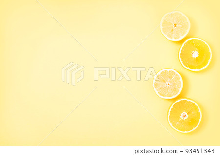 Yellow slices of orange and lemon 93451343