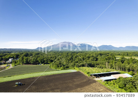 從北輕井澤眺望淺間山和菜地 93457889