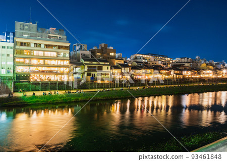京都的夏天、鴨川的涼亭和涼爽的夜景 93461848