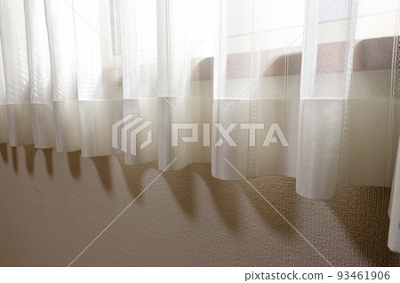 純白色窗簾的下擺 93461906