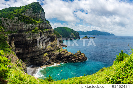 日葉丸山公園_高150米的鹿島斷崖，奇岩大石的壯麗景色，黑尾鷗的狂舞 93462424