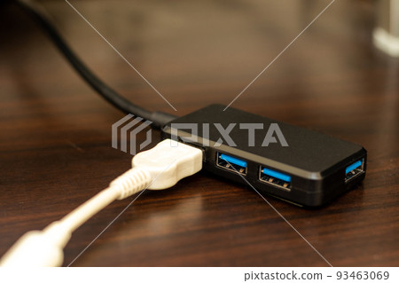 White cable connected to black USB hub 93463069