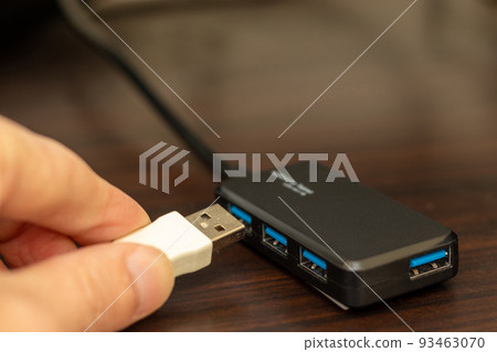 Connect the cable to the USB hub 93463070