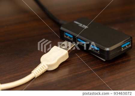 USB 集線器和 USB 電纜 USB 集線器和 USB 電纜 93463072