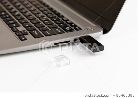連接到筆記本電腦的 USB 存儲器 93463395