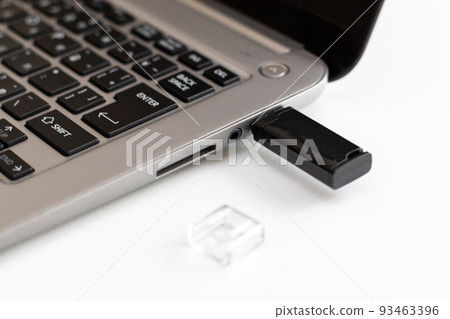連接到筆記本電腦端口的 USB 記憶棒 93463396