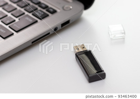 筆記本電腦和 USB 記憶棒 筆記本電腦和 USB 記憶棒 93463400