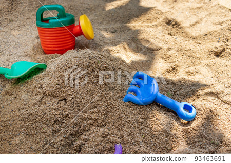 公園裡的沙坑和塑料遊樂場設備 公園裡的沙坑和塑料遊樂場設備 93463691