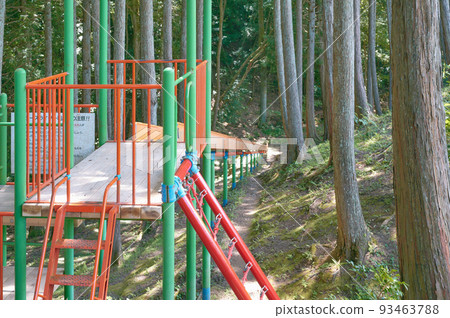 公園在森林裡,滑梯,滾輪 公園在森林裡,滑梯,滾輪 93463788