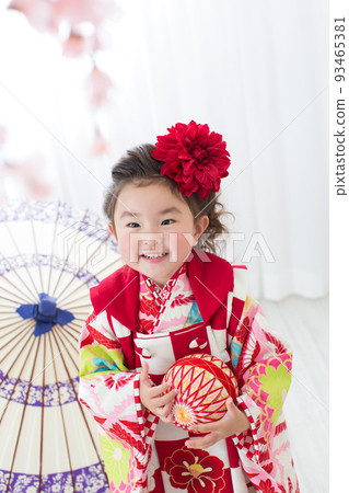 一個穿著和服的女孩在玩球 93465381