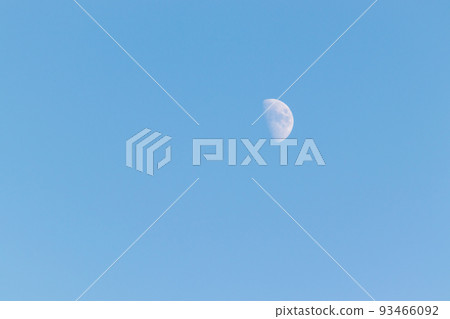 漂浮在藍天的半月 93466092