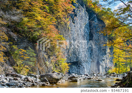 岩手縣雫石鎮，有秋葉的Kakkonda山谷 93467191