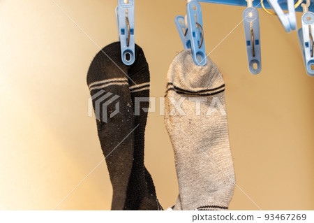 用衣夾掛的襪子 用衣夾掛的襪子 93467269