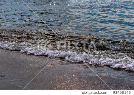 溫柔的海浪拍打在沙灘上 93468146