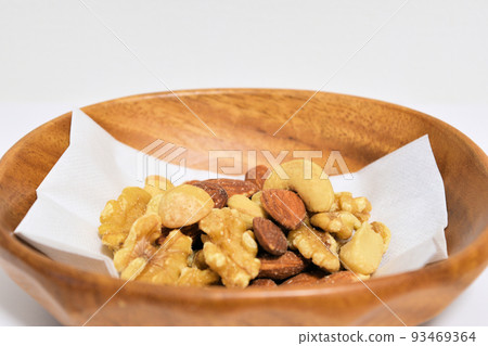 4 kinds of mixed nuts 93469364