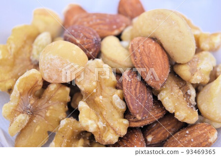 4 kinds of mixed nuts 93469365