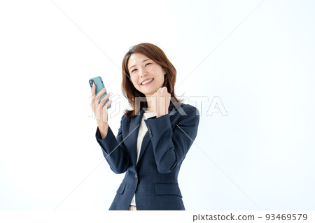 做膽量姿勢的商務智能手機女人 93469579