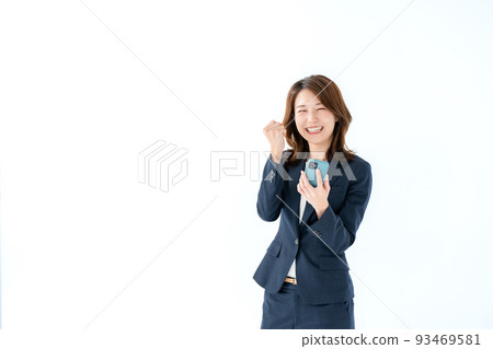 做膽量姿勢的商務智能手機女人 93469581
