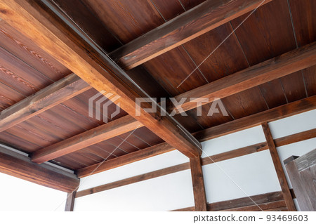 帶外露橫樑的日式建築天花板 帶外露橫樑的日式建築天花板 93469603