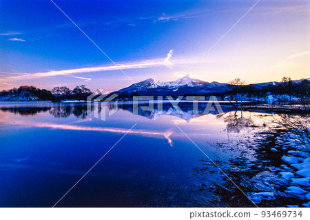 [Fukushima Prefecture Urabandai] Mt. Bandai seen from Lake Hibara at dusk December 93469734